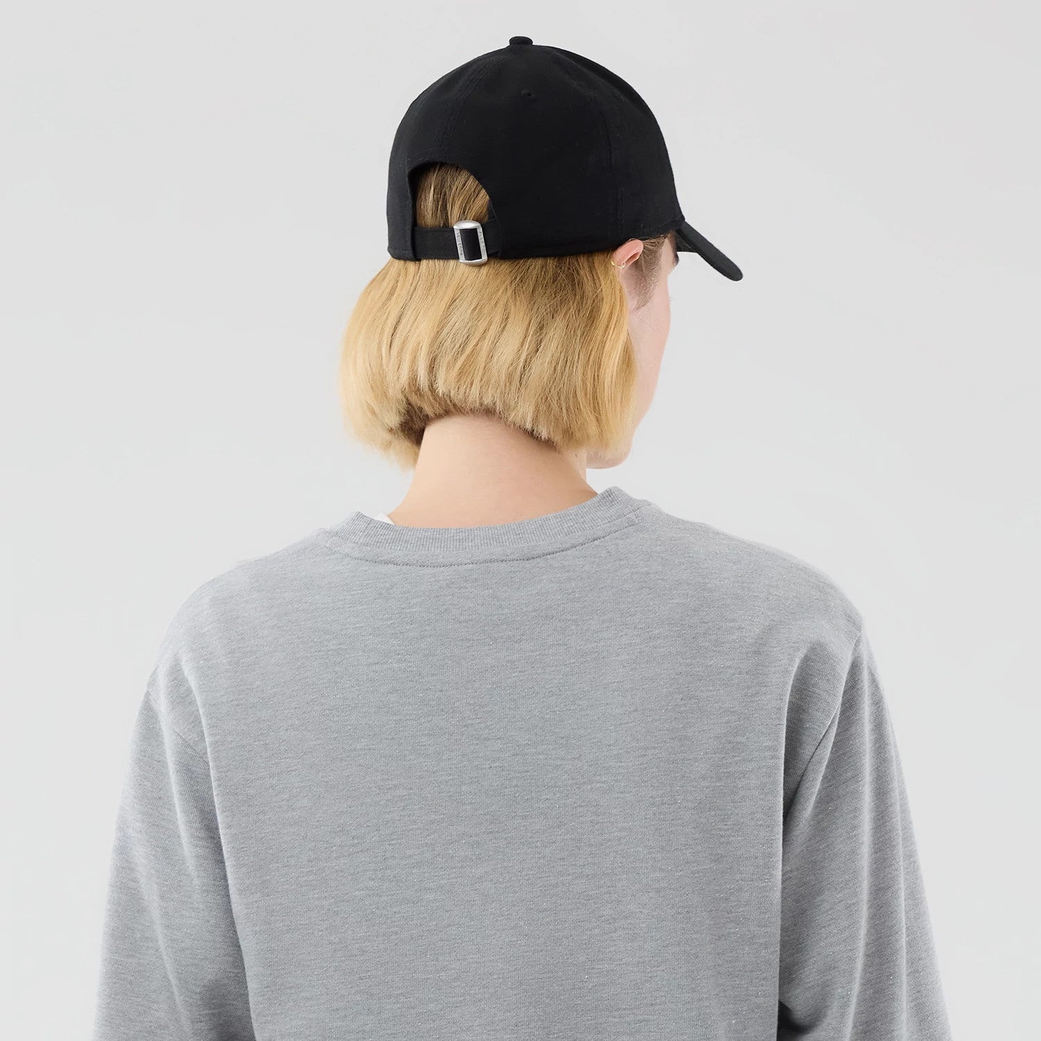 The model is wearing this MLB Graphic New York Yankees Oversized Crew Neck Sweater in grey. 8