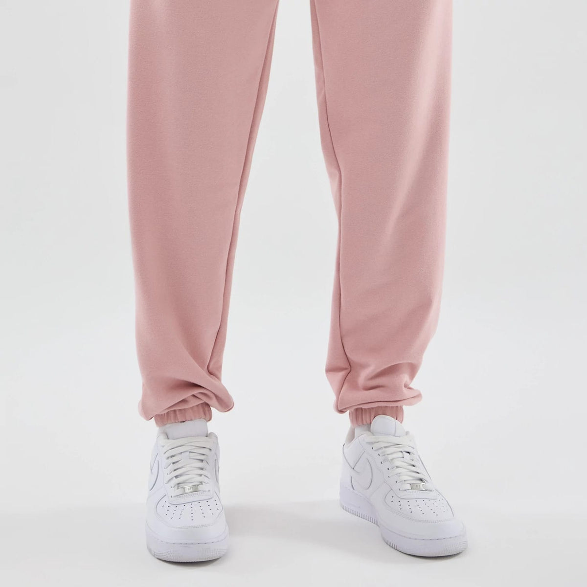 The model is wearing these MLB Midi League Essential LA Dodgers Joggers in pastel pink. 6
