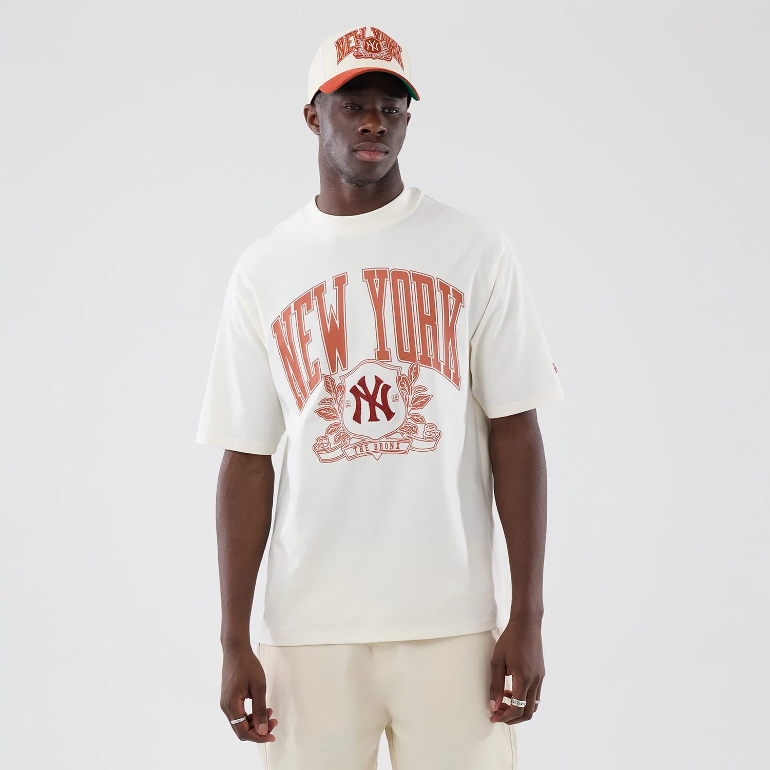 The model is wearing this MLB Arch Graphic New York Yankees Oversized T-Shirt in open white. 3