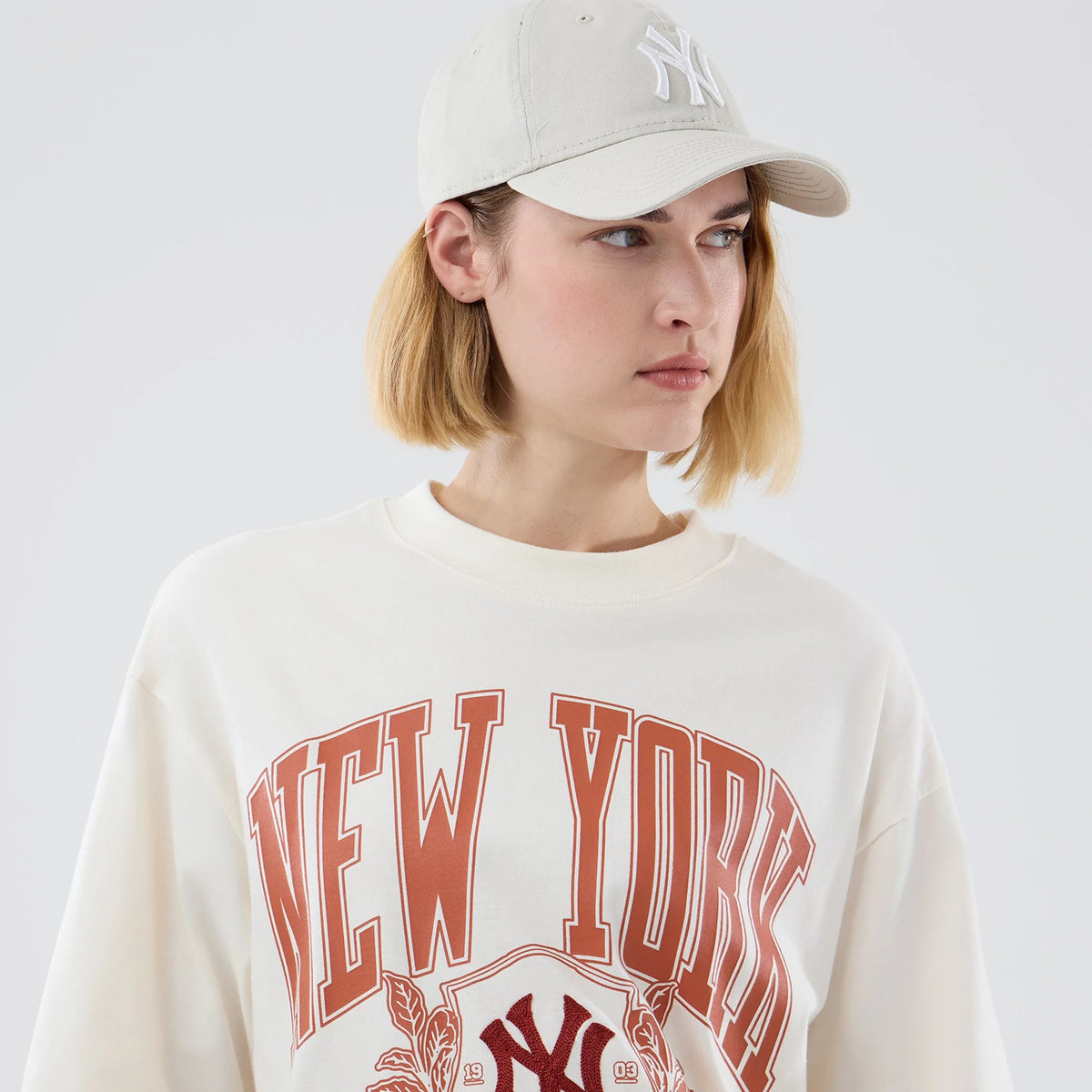 The model is wearing this MLB Arch Graphic New York Yankees Oversized T-Shirt in open white. 6