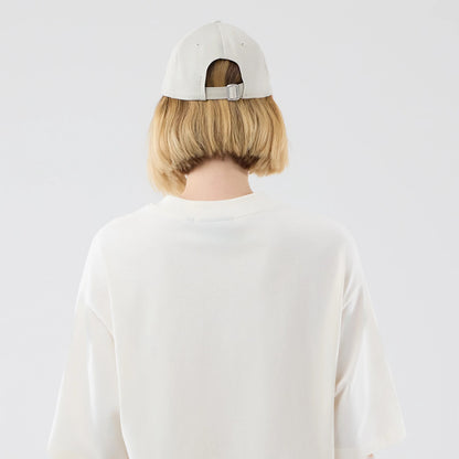 The model is wearing this MLB Arch Graphic New York Yankees Oversized T-Shirt in open white. 8