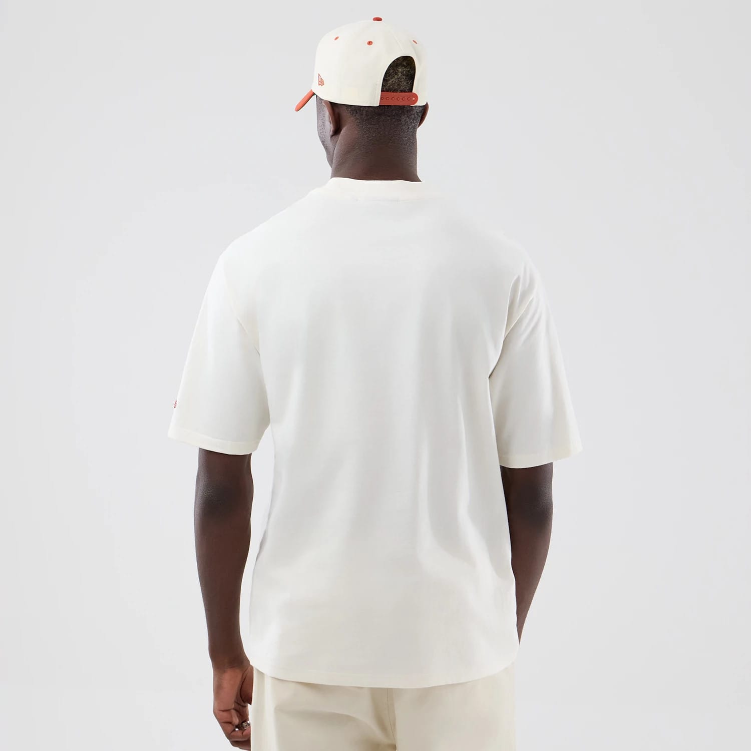 The model is wearing this MLB Arch Graphic New York Yankees Oversized T-Shirt in open white. 2
