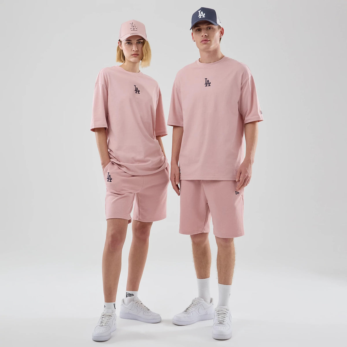 The model is wearing this MLB Midi League Essential LA Dodgers Oversized T-Shirt in pastel pink. 1