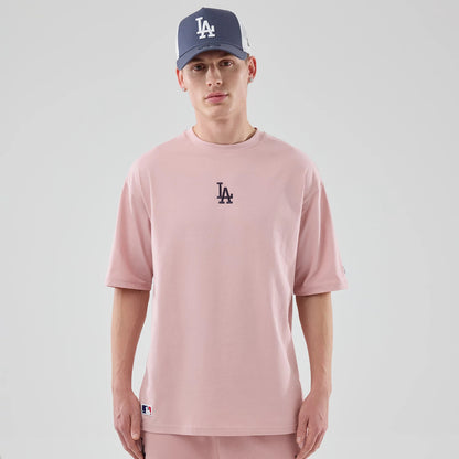The model is wearing this MLB Midi League Essential LA Dodgers Oversized T-Shirt in pastel pink. 3