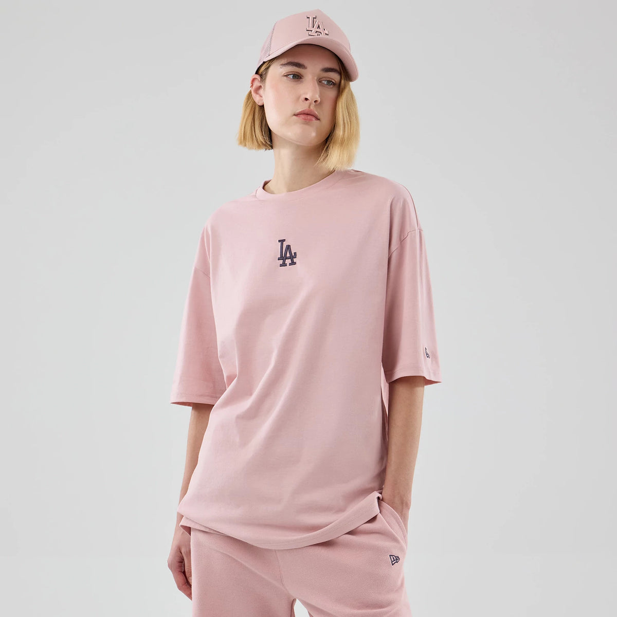 The model is wearing this MLB Midi League Essential LA Dodgers Oversized T-Shirt in pastel pink. 4