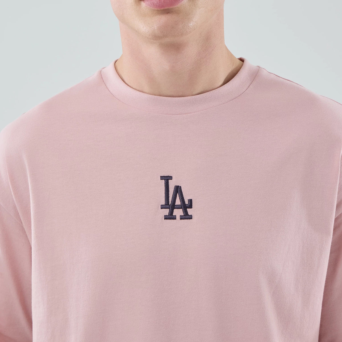 The model is wearing this MLB Midi League Essential LA Dodgers Oversized T-Shirt in pastel pink. 5