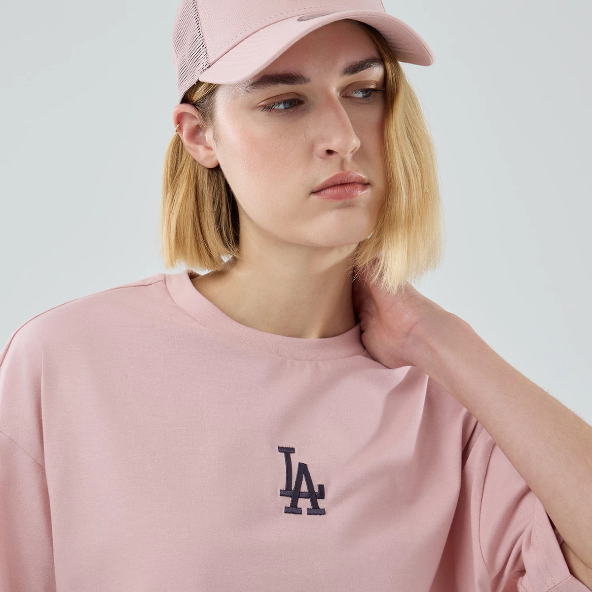 The model is wearing this MLB Midi League Essential LA Dodgers Oversized T-Shirt in pastel pink. 6