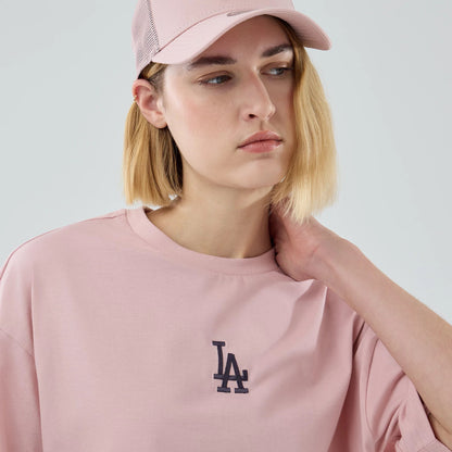 The model is wearing this MLB Midi League Essential LA Dodgers Oversized T-Shirt in pastel pink. 6