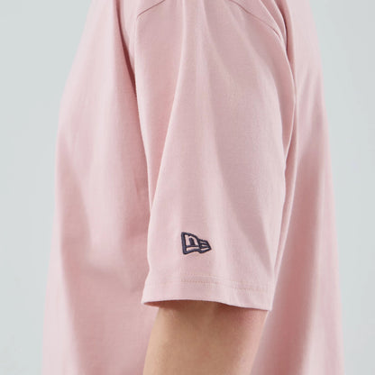 The model is wearing this MLB Midi League Essential LA Dodgers Oversized T-Shirt in pastel pink. 7
