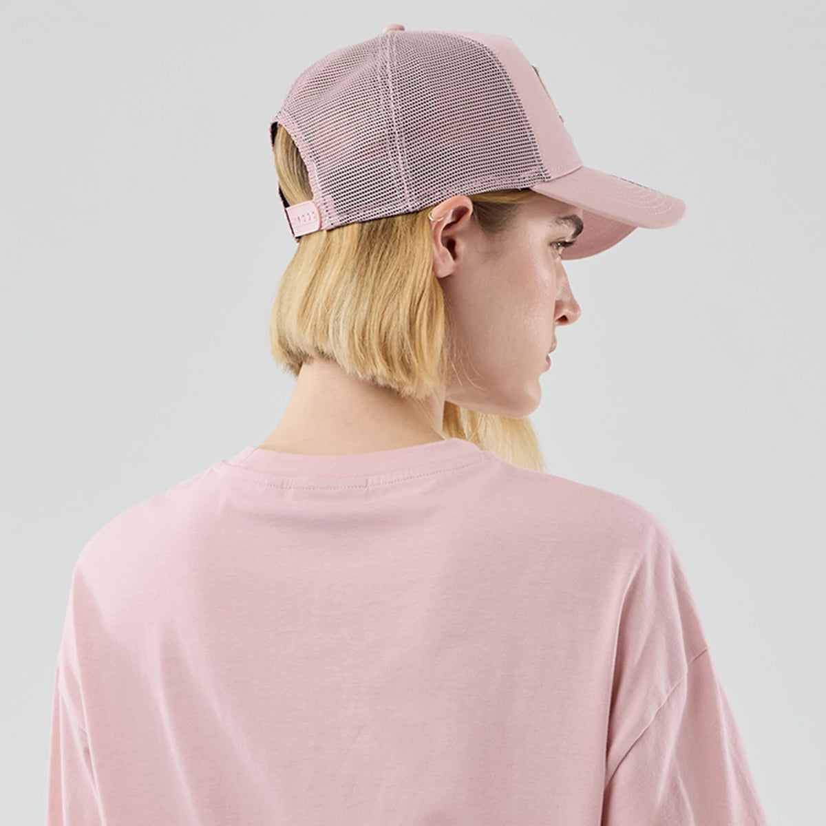 The model is wearing this MLB Midi League Essential LA Dodgers Oversized T-Shirt in pastel pink. 8