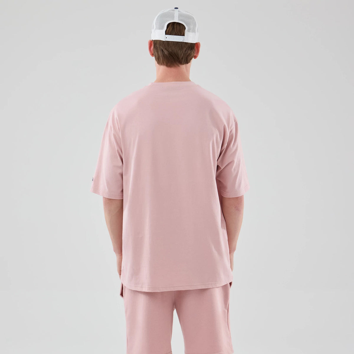 The model is wearing this MLB Midi League Essential LA Dodgers Oversized T-Shirt in pastel pink. 2