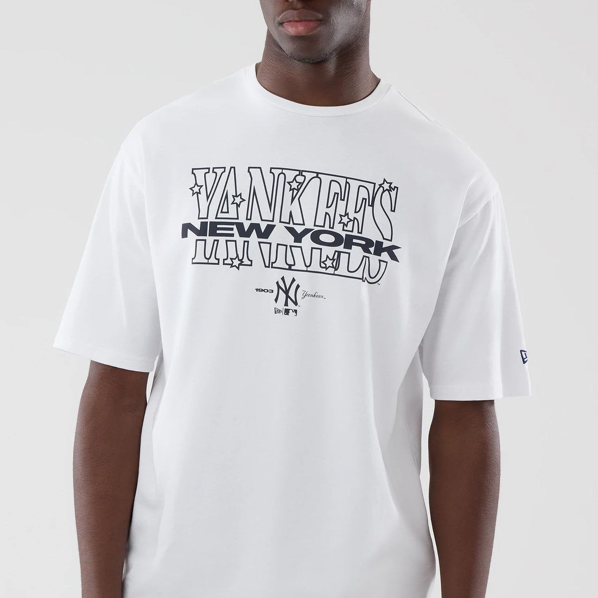 The model is wearing this MLB Graphic New York Yankees Oversized T-Shirt in white. 3