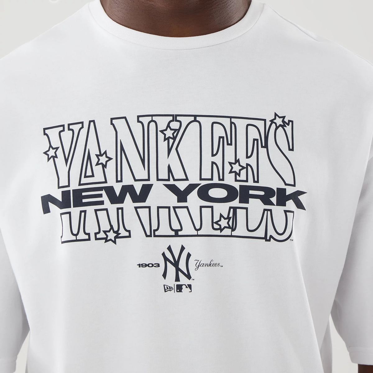 The model is wearing this MLB Graphic New York Yankees Oversized T-Shirt in white. 4
