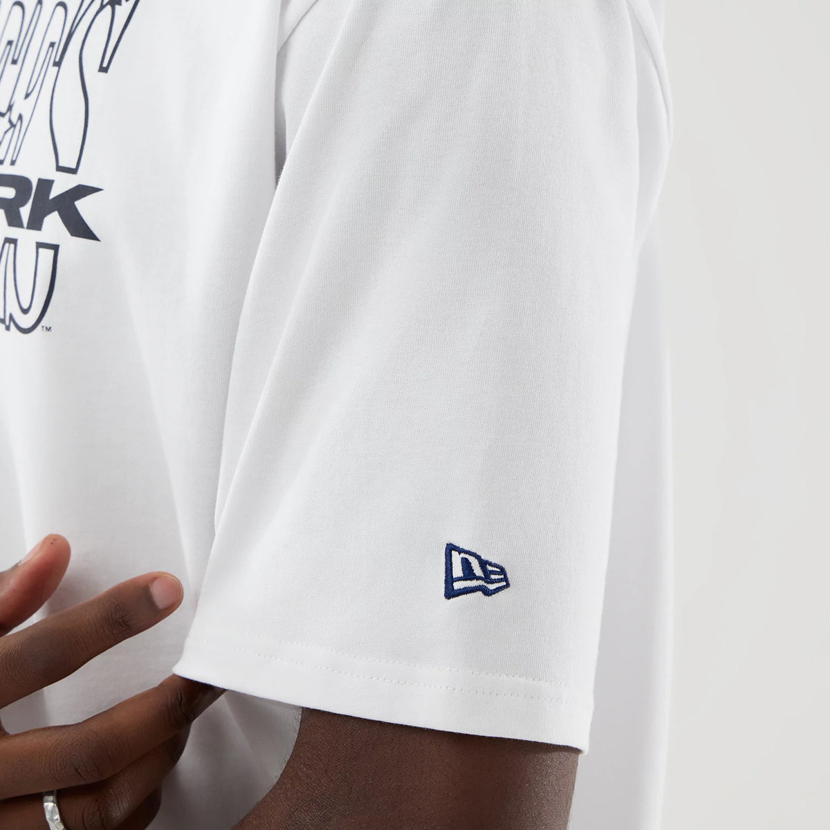 The model is wearing this MLB Graphic New York Yankees Oversized T-Shirt in white. 5
