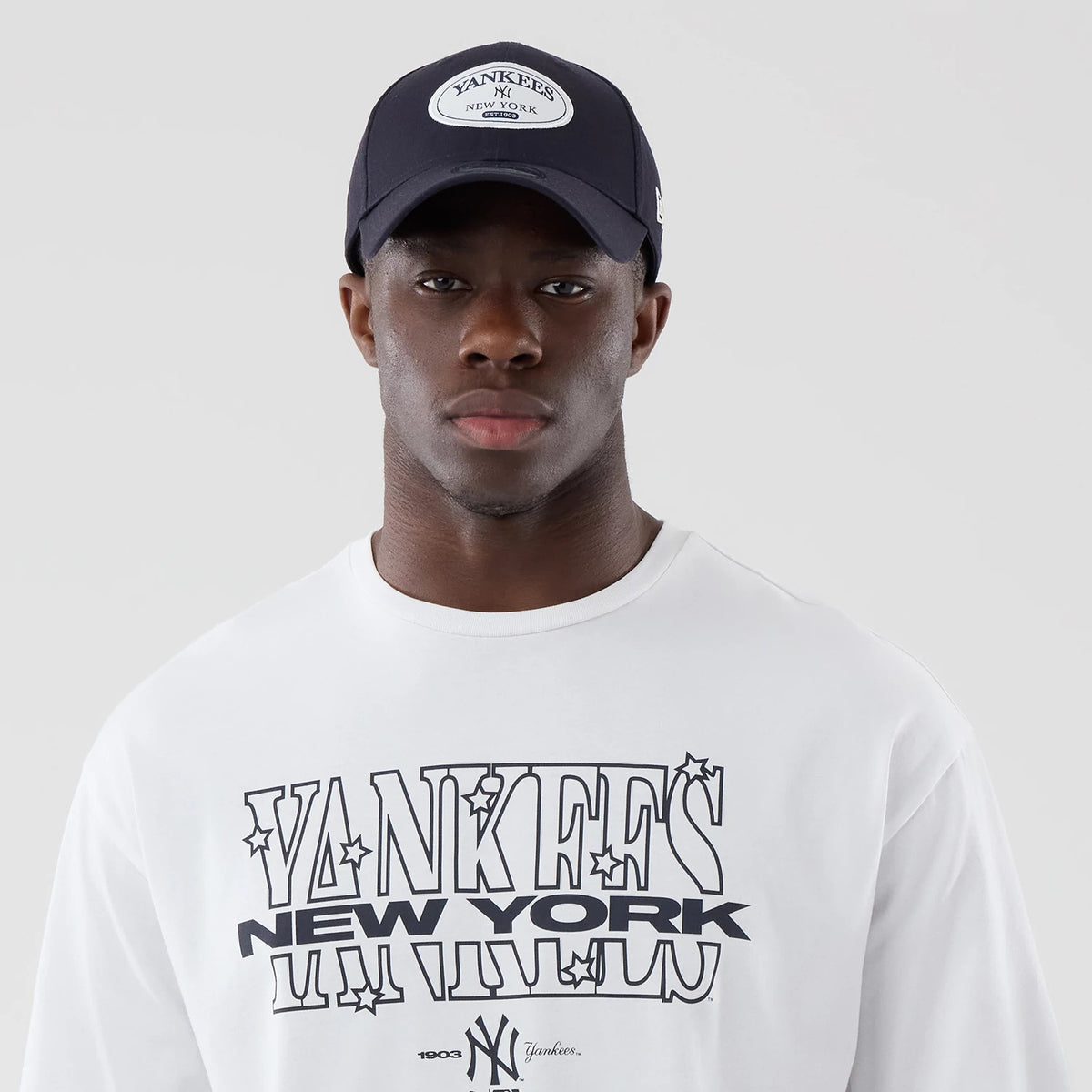 The model is wearing this MLB Graphic New York Yankees Oversized T-Shirt in white. 6
