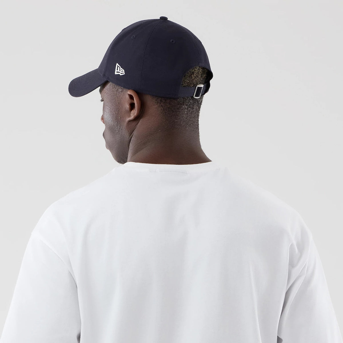The model is wearing this MLB Graphic New York Yankees Oversized T-Shirt in white. 7