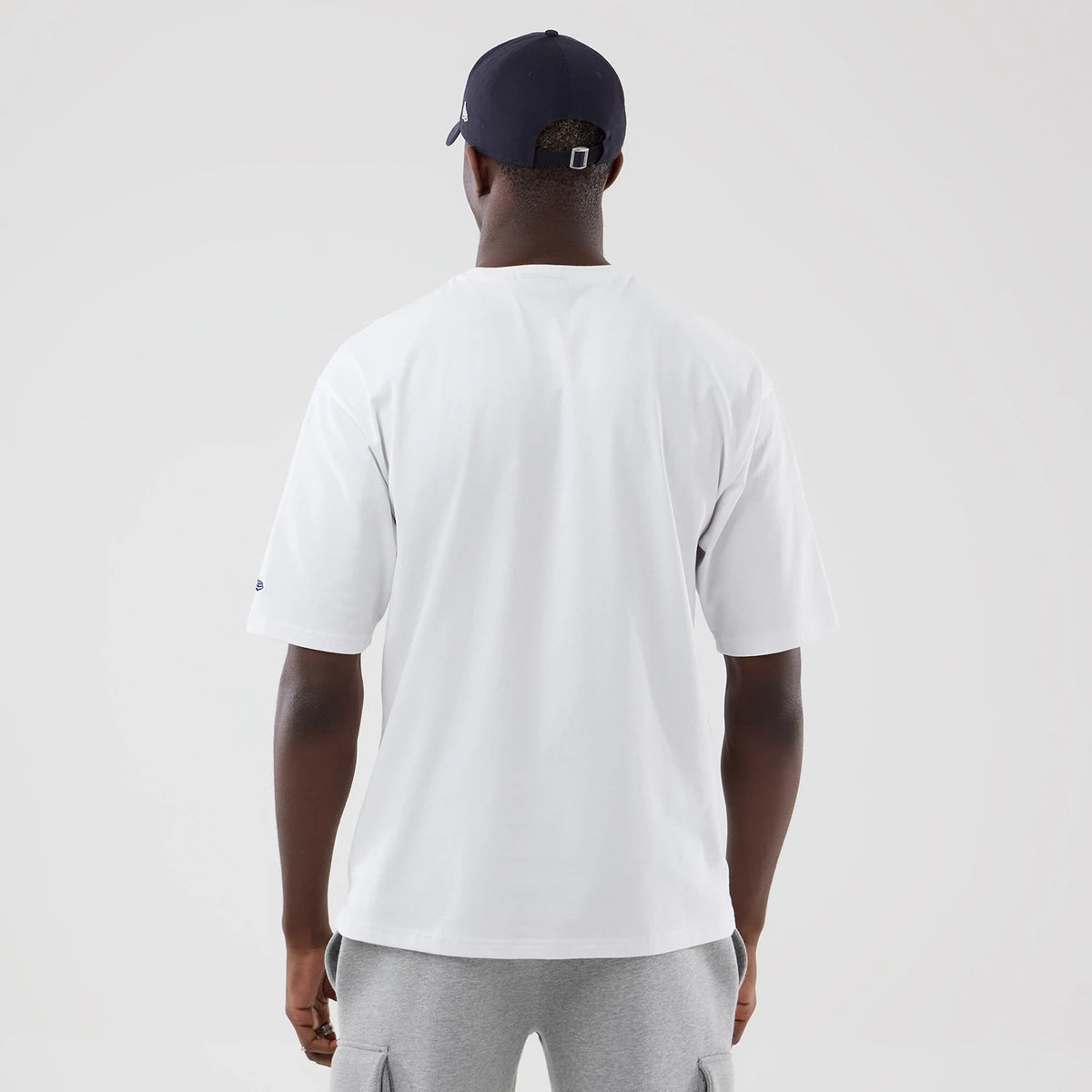 The model is wearing this MLB Graphic New York Yankees Oversized T-Shirt in white. 2