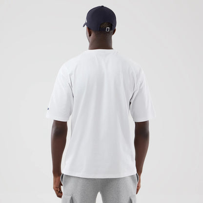 The model is wearing this MLB Graphic New York Yankees Oversized T-Shirt in white. 2