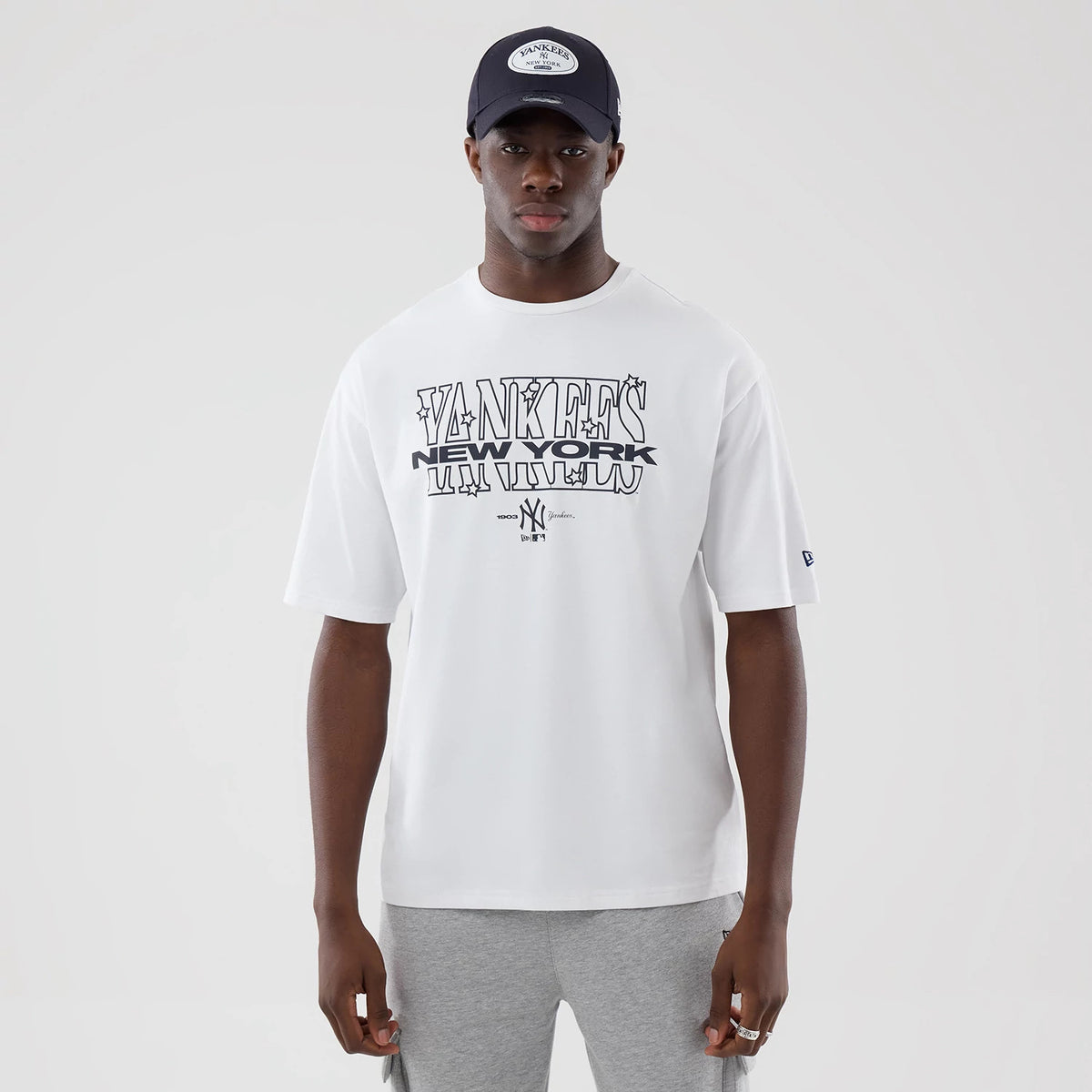 The model is wearing this MLB Graphic New York Yankees Oversized T-Shirt in white. 1