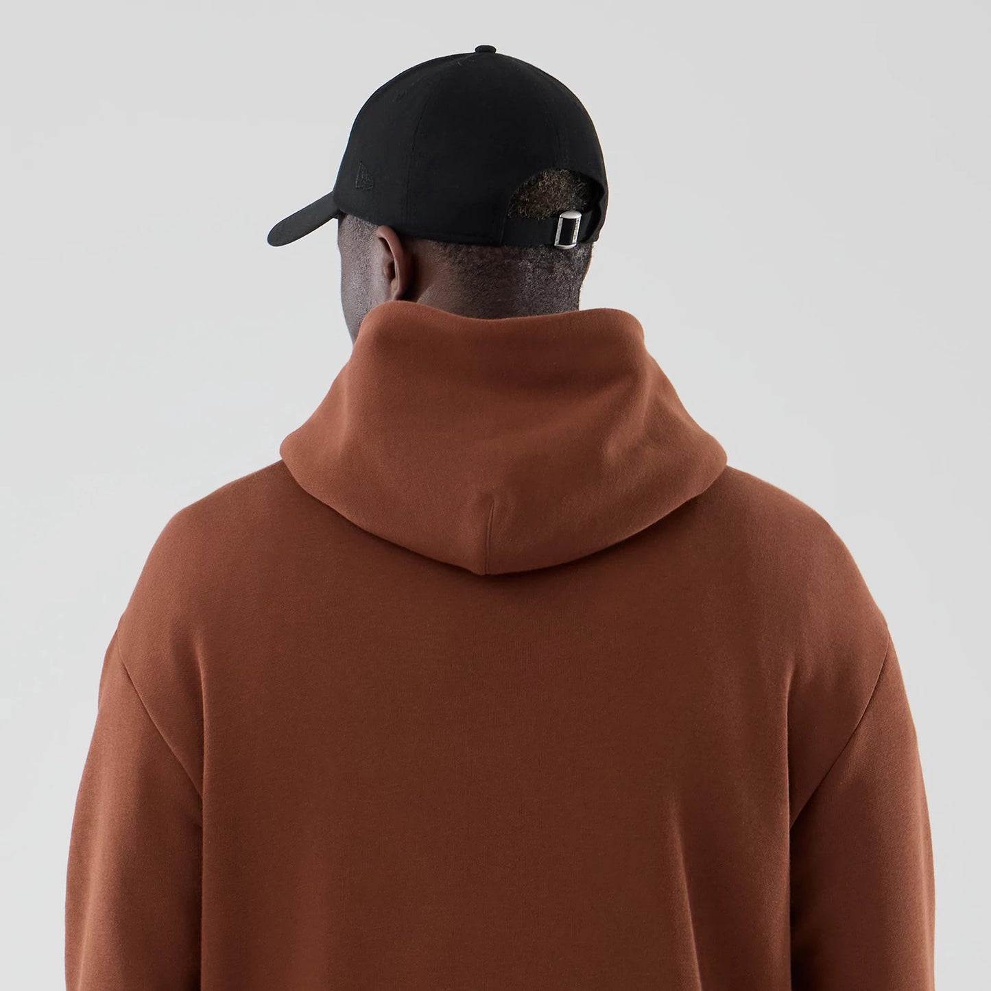 The model is wearing this NBA Core Plus Chicago Bulls Pullover Hoodie in brown. 7