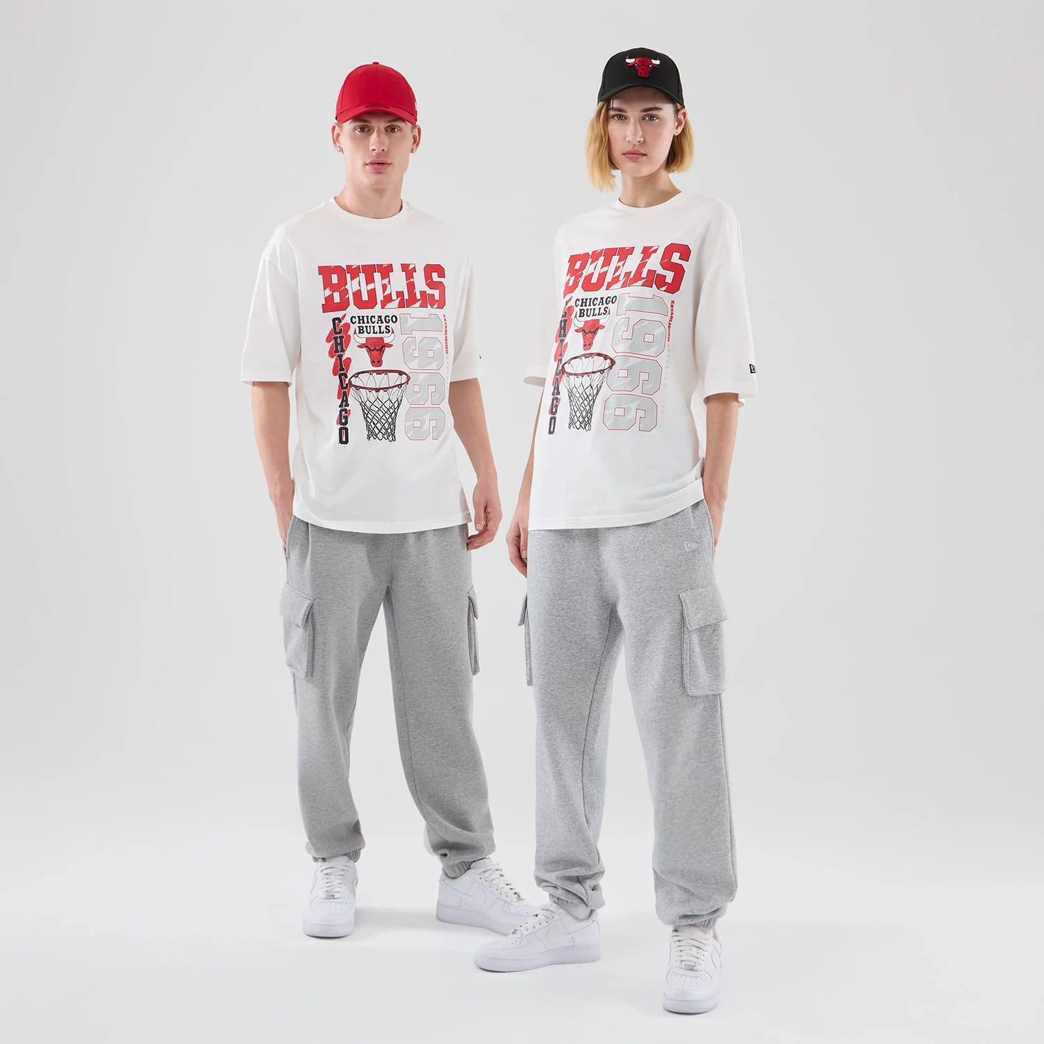 The model is wearing this NBA Script Graphic Chicago Bulls Oversized T-Shirt in white. 1