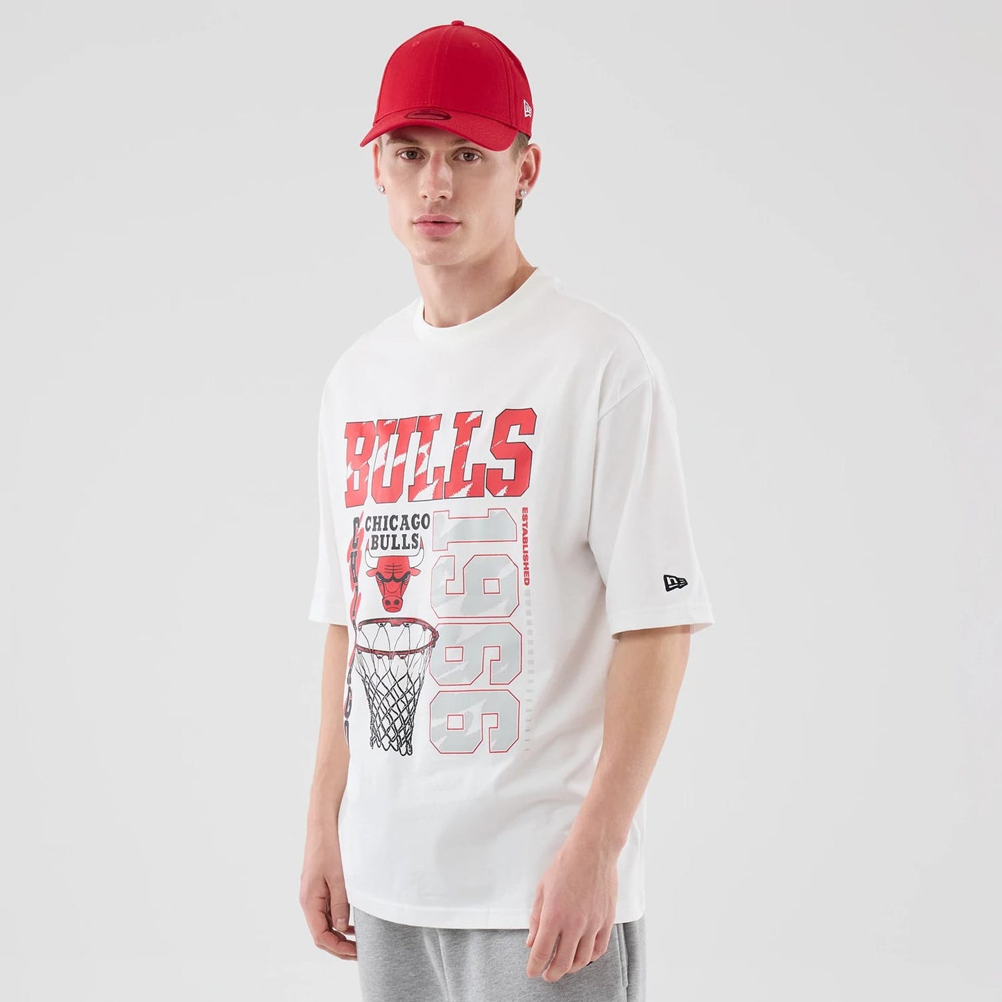 The model is wearing this NBA Basketball Graphic Chicago Bulls Oversized T-Shirt in white. 3