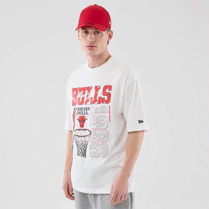 The model is wearing this NBA Basketball Graphic Chicago Bulls Oversized T-Shirt in white. 3