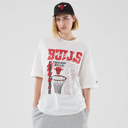 The model is wearing this NBA Basketball Graphic Chicago Bulls Oversized T-Shirt in white. 4
