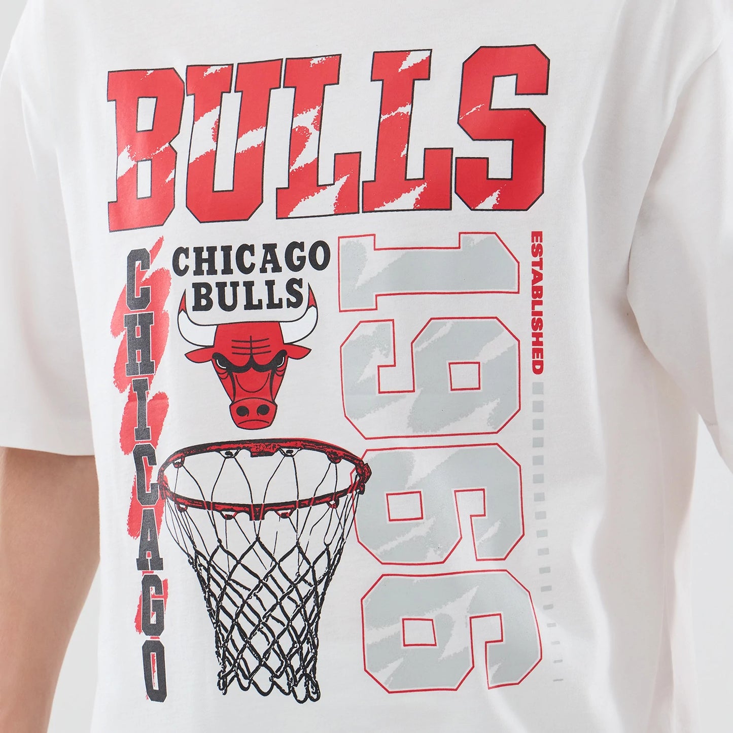 The model is wearing this NBA Script Graphic Chicago Bulls Oversized T-Shirt in white. 6