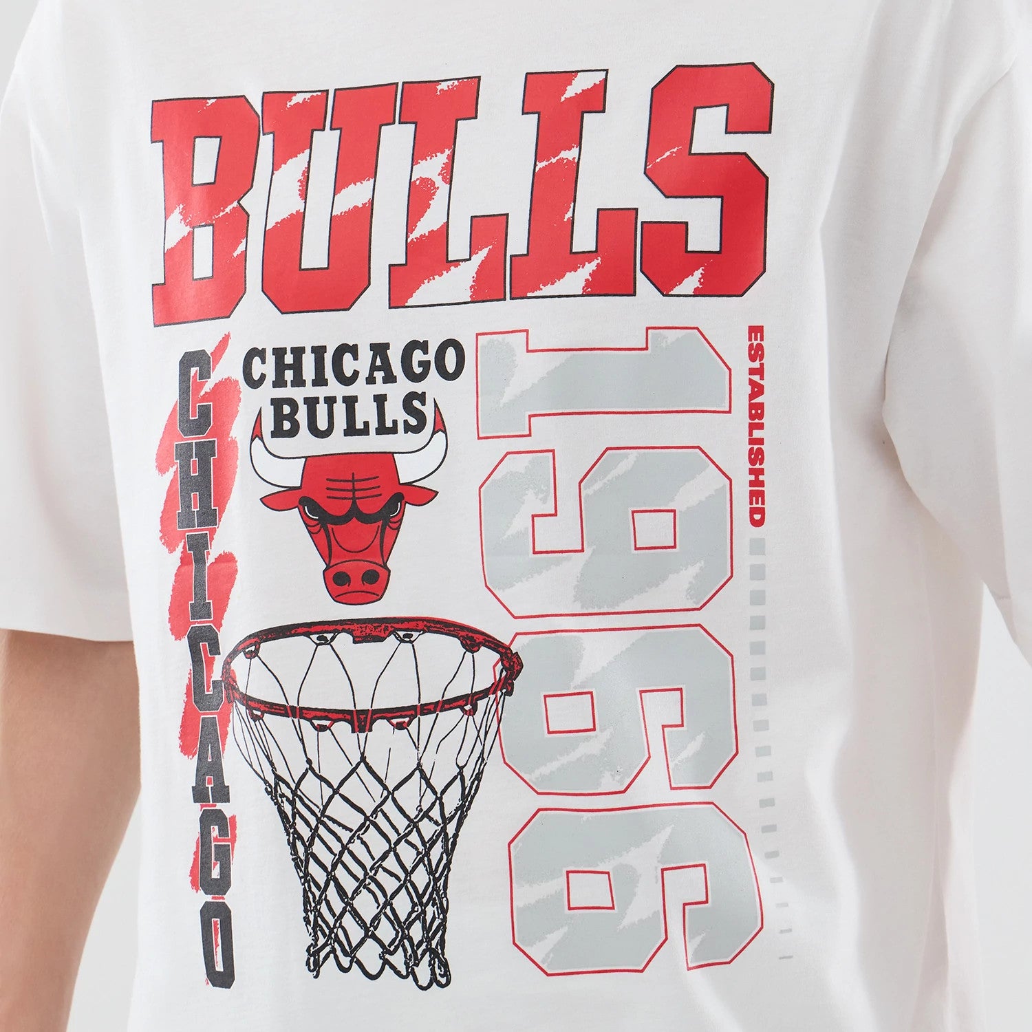 The model is wearing this NBA Script Graphic Chicago Bulls Oversized T-Shirt in white. 6