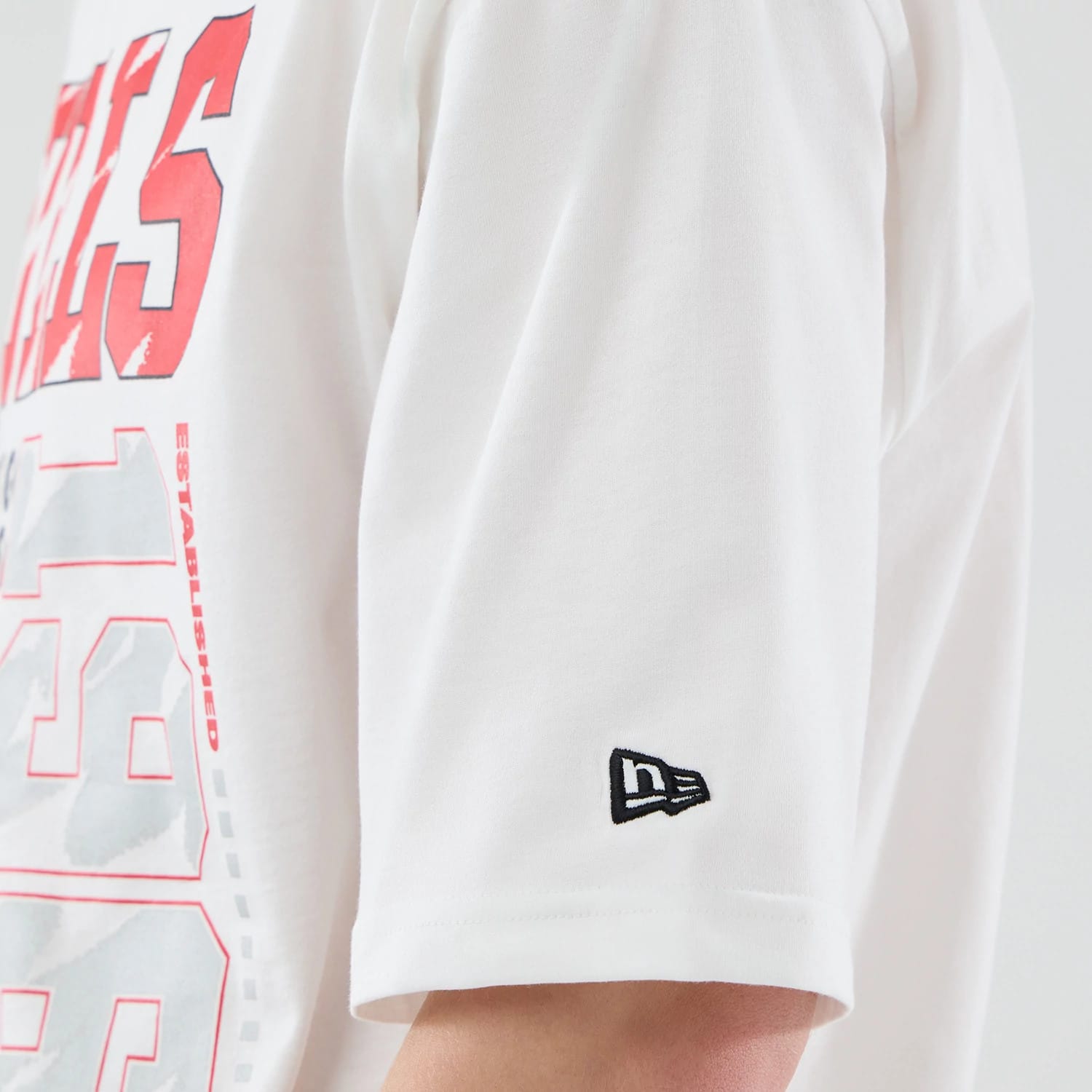 The model is wearing this NBA Basketball Graphic Chicago Bulls Oversized T-Shirt in white. 7