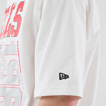 The model is wearing this NBA Basketball Graphic Chicago Bulls Oversized T-Shirt in white. 7