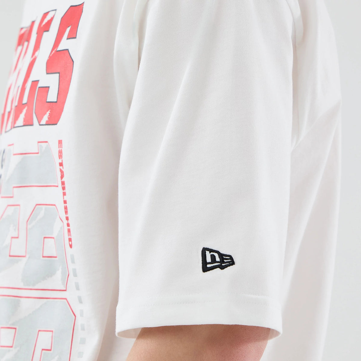 The model is wearing this NBA Script Graphic Chicago Bulls Oversized T-Shirt in white. 7