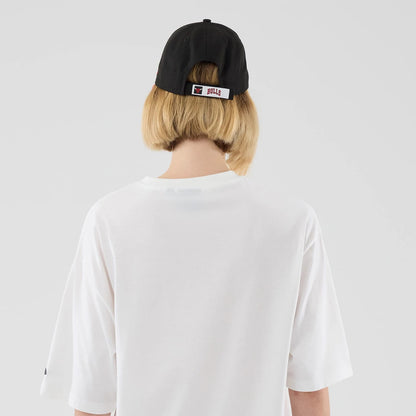The model is wearing this NBA Basketball Graphic Chicago Bulls Oversized T-Shirt in white. 8