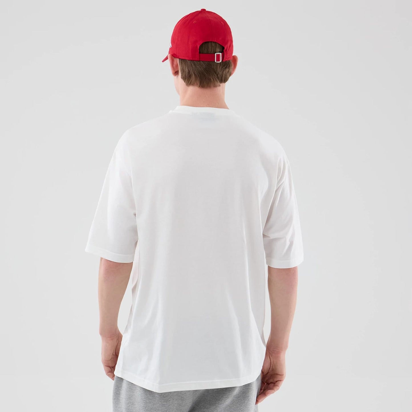 The model is wearing this NBA Basketball Graphic Chicago Bulls Oversized T-Shirt in white. 2