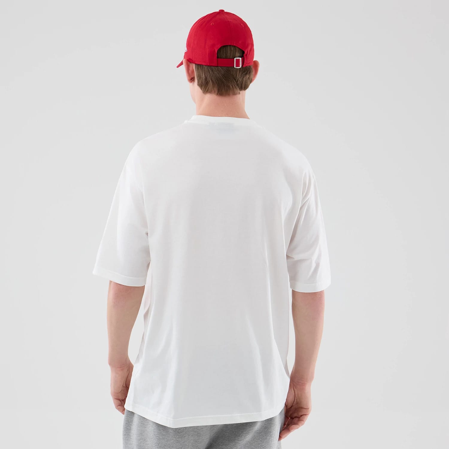 The model is wearing this NBA Script Graphic Chicago Bulls Oversized T-Shirt in white. 2