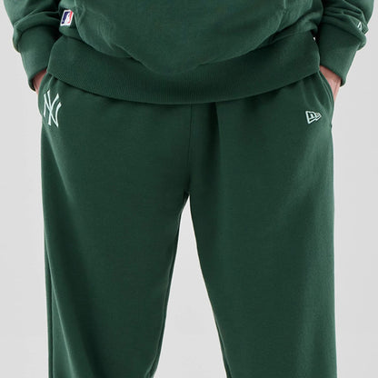 The model is wearing these MLB Midi League Essential New York Yankees Joggers in dark green. 3