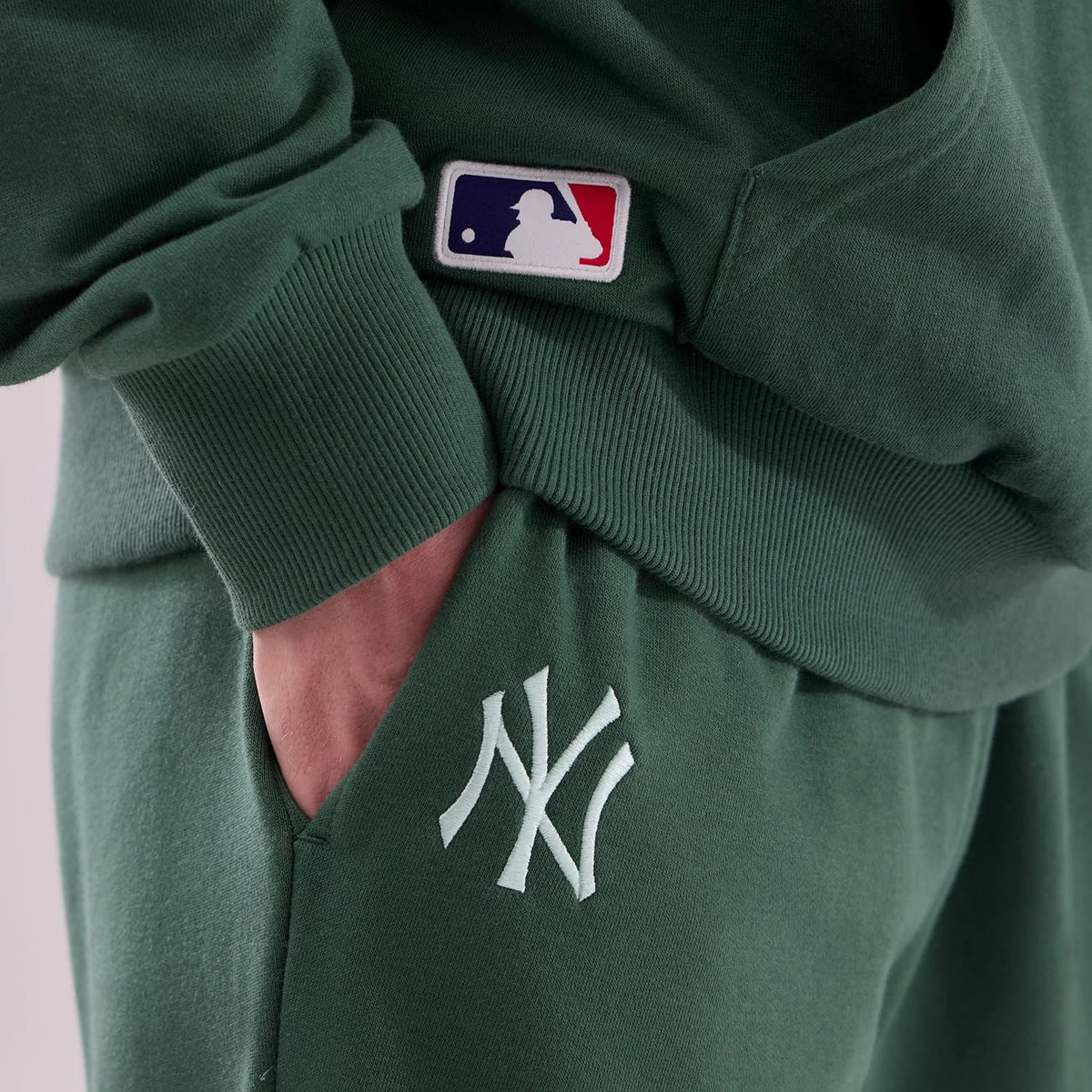 The model is wearing these MLB Midi League Essential New York Yankees Joggers in dark green. 4