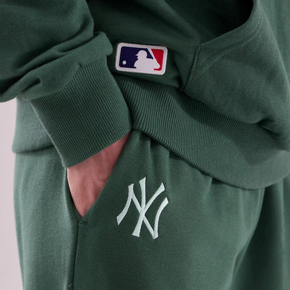 The model is wearing these MLB Midi League Essential New York Yankees Joggers in dark green. 4