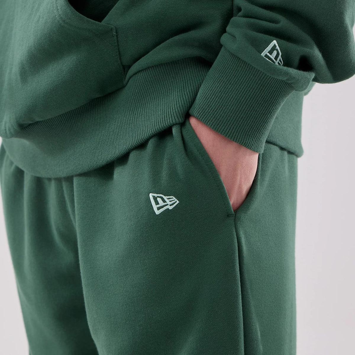 The model is wearing these MLB Midi League Essential New York Yankees Joggers in dark green. 5