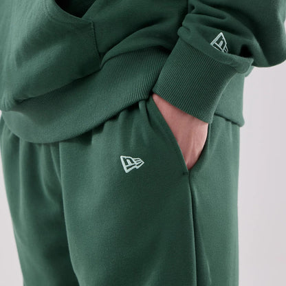 The model is wearing these MLB Midi League Essential New York Yankees Joggers in dark green. 5