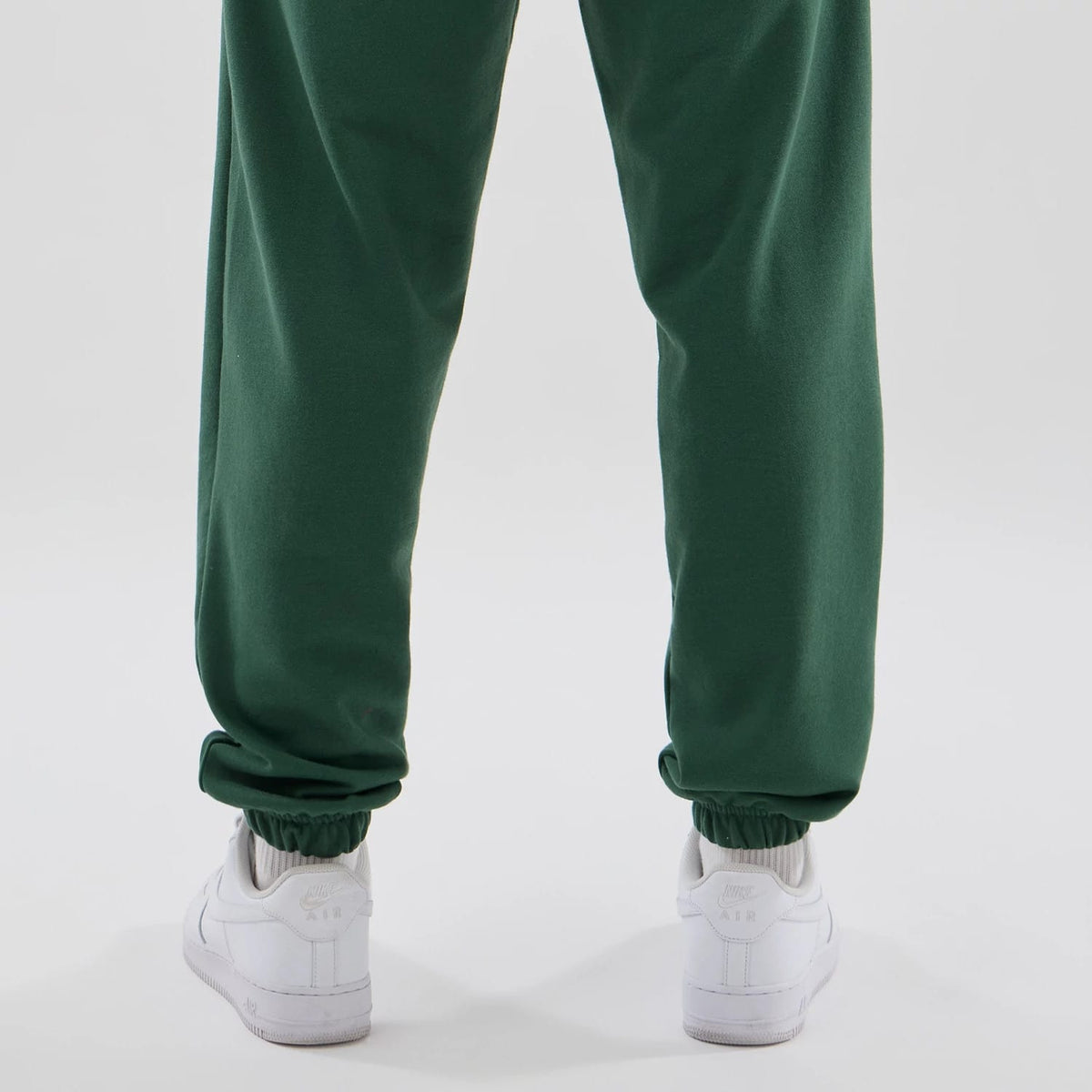 The model is wearing these MLB Midi League Essential New York Yankees Joggers in dark green. 7