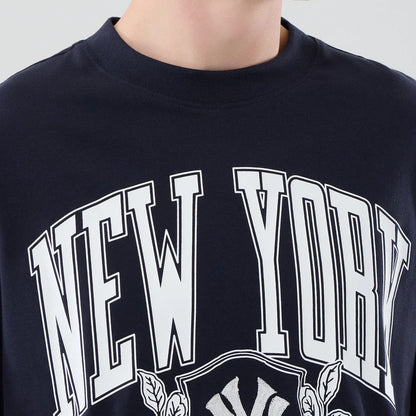The model is wearing this MLB Arch Graphic New York Yankees Oversized T-Shirt in navy. 5