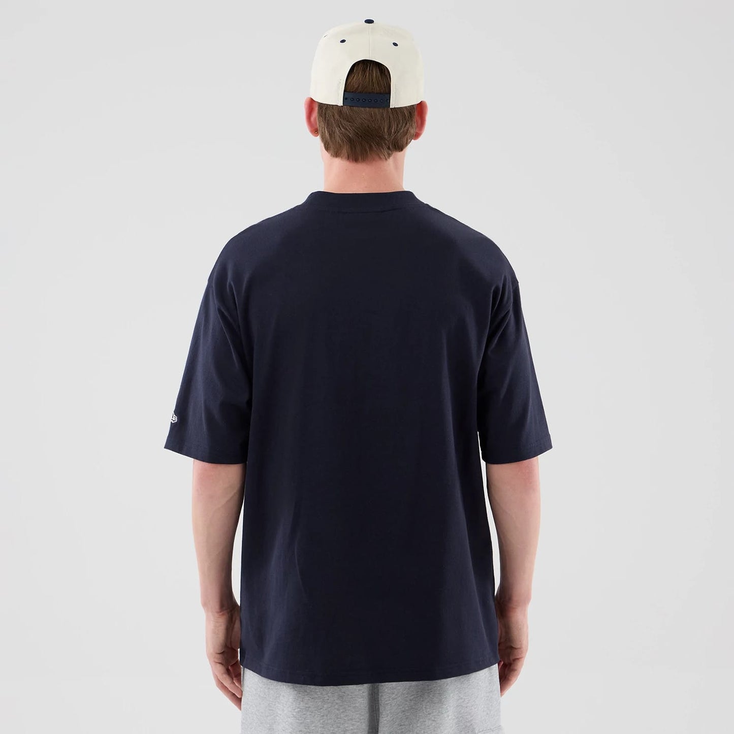 The model is wearing this MLB Arch Graphic New York Yankees Oversized T-Shirt in navy. 2