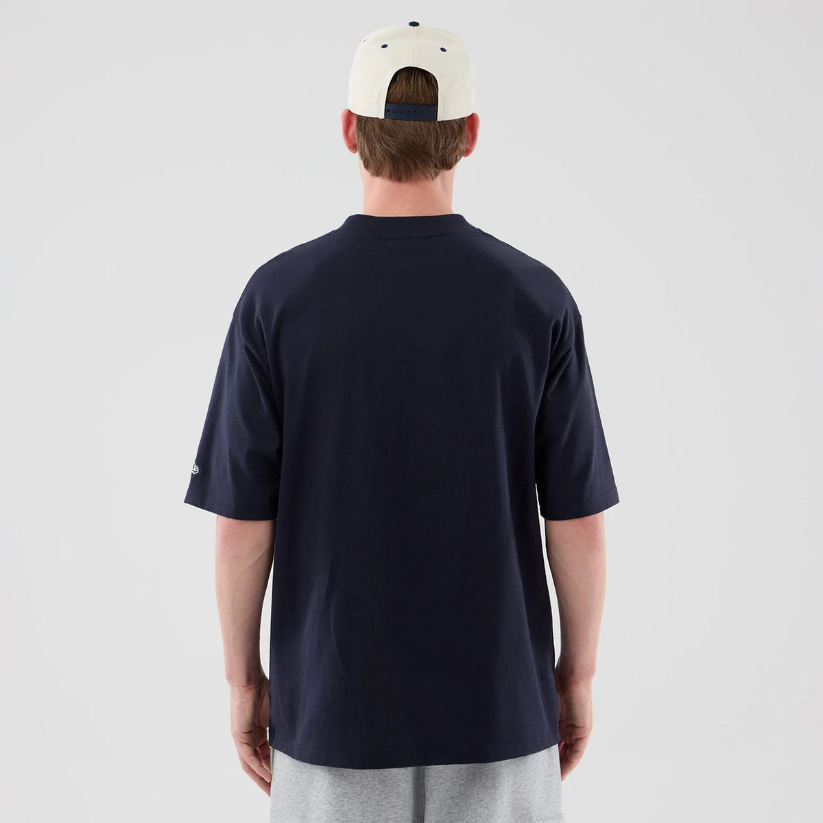 The model is wearing this MLB Arch Graphic New York Yankees Oversized T-Shirt in navy. 2