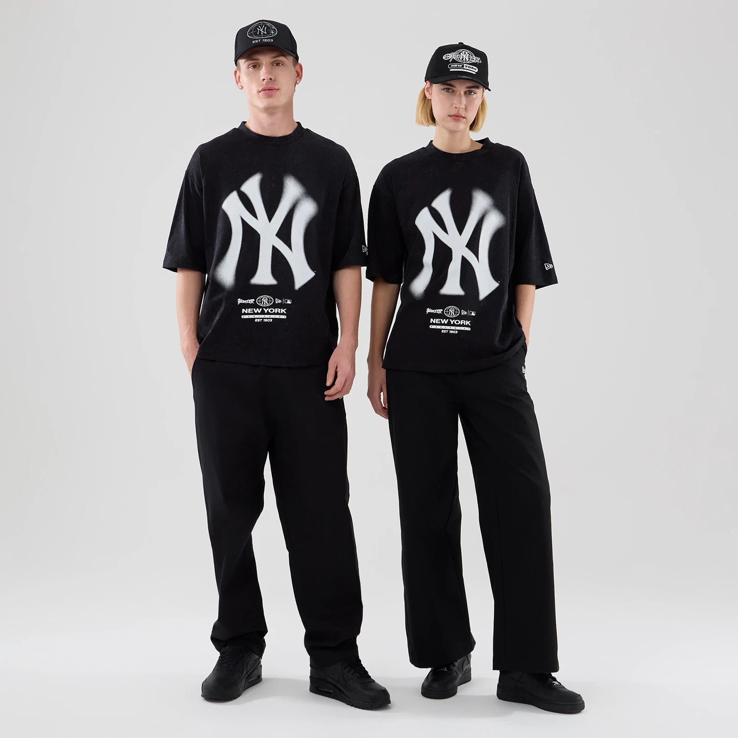 The model is wearing this MLB Graphic New York Yankees Boxy T-Shirt in black. 1
