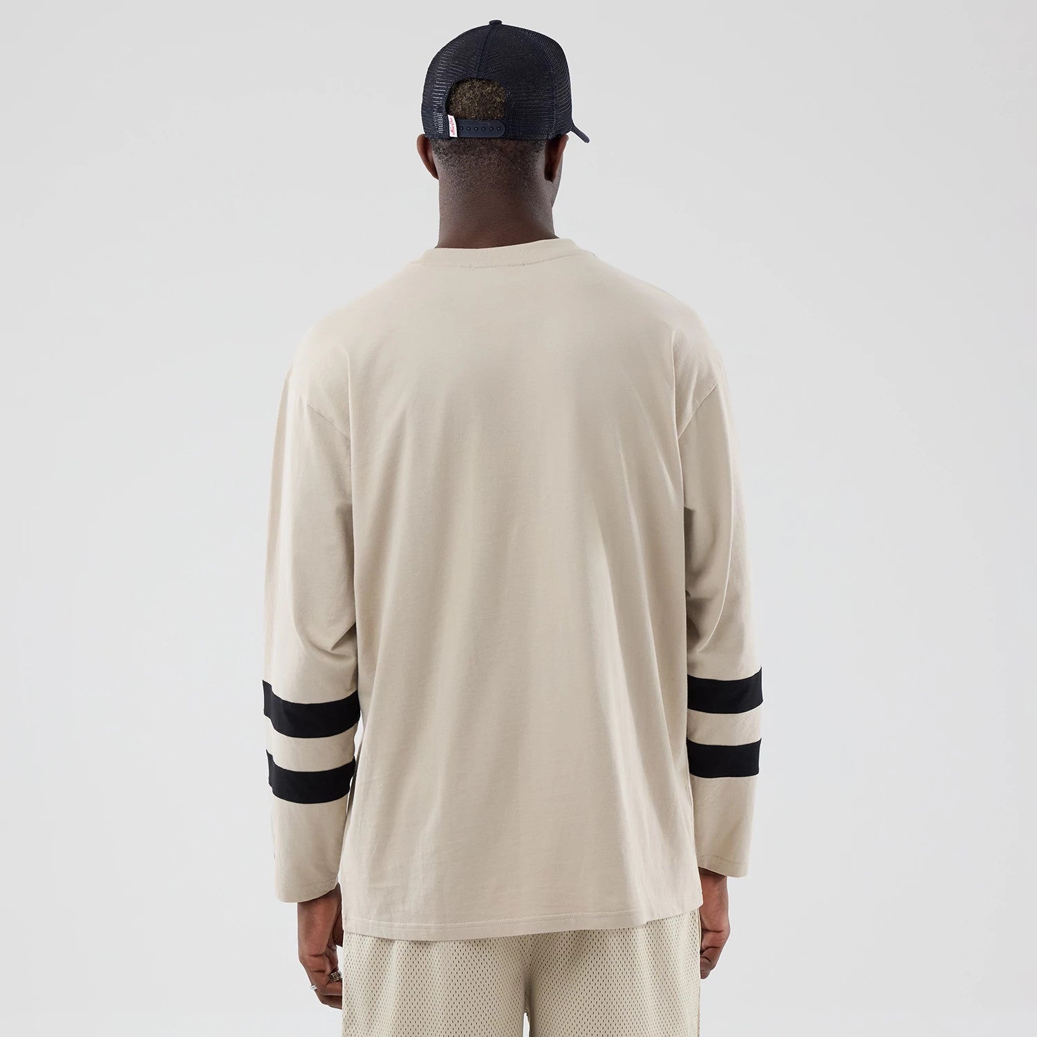 The model is wearing this MLB New York Yankees Oversized Long Sleeve T-Shirt in light beige. 2