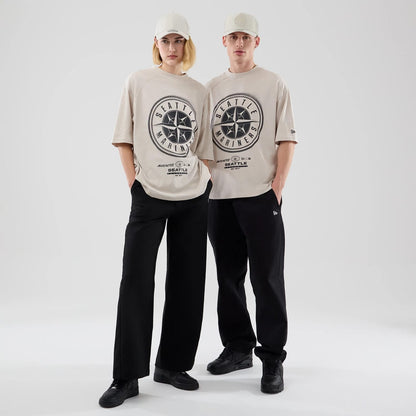 The model is wearing this MLB Graphic Seattle Mariners Boxy T-Shirt in cream. 1