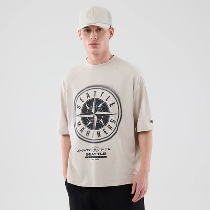 The model is wearing this MLB Graphic Seattle Mariners Boxy T-Shirt in cream. 3