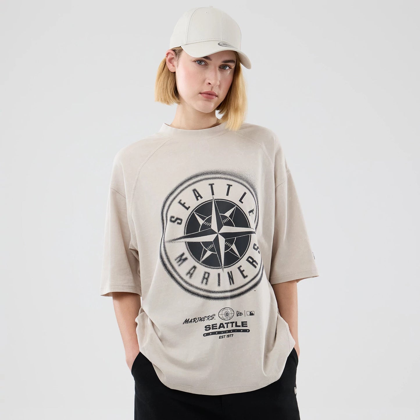 The model is wearing this MLB Graphic Seattle Mariners Boxy T-Shirt in cream. 4